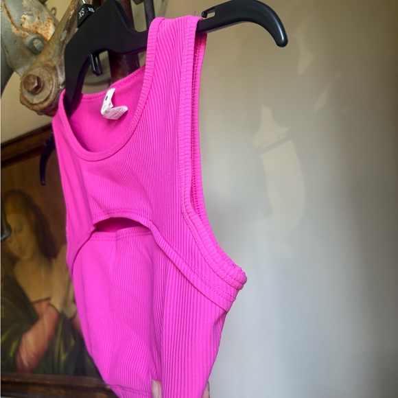 Yogalicious Pink Sleeveless Crop Tank Top with Cutout - Picture 5 of 7